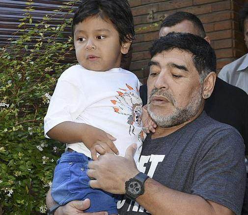 开云体育下载官网-马拉多纳遗产仅剩400万？律师：寄生虫吞掉了7000万